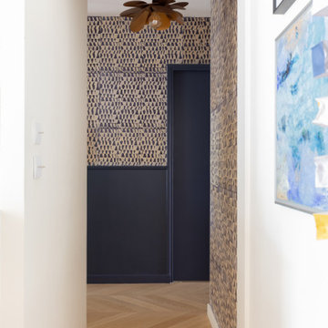Couloir — soubassement bleu Tokyo, papier peint artisanal en feuille de riz et p