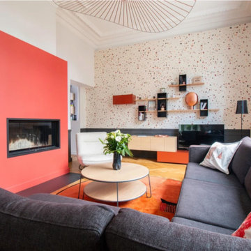 Salon lumineux et colorée, papier peint terrazzo et bloc cheminée colorée