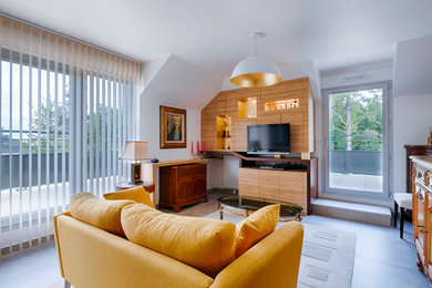 Inspiration pour une salle de séjour mansardée ou avec mezzanine traditionnelle de taille moyenne avec un mur blanc, un sol en carrelage de céramique, aucune cheminée, un téléviseur fixé au mur et un sol gris.