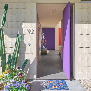 Esempio di un ingresso o corridoio moderno di medie dimensioni con pareti beige, pavimento in gres porcellanato, una porta a pivot, una porta viola e pavimento grigio