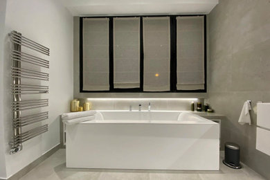 Cette image montre une salle de bain.