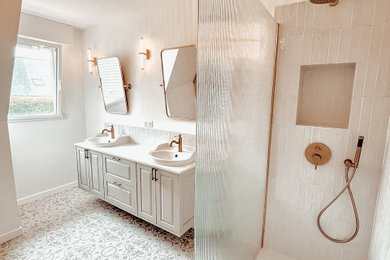 Réalisation d'une salle de bain principale et grise et blanche tradition de taille moyenne avec un placard à porte shaker, des portes de placard grises, une douche à l'italienne, WC suspendus, un carrelage blanc, des carreaux de porcelaine, un plan de toilette en marbre, un sol bleu et meuble double vasque.
