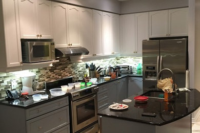 Kitchen - modern kitchen idea in Toronto