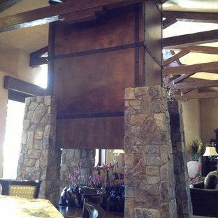 Foto de salón mediterráneo, grande, con paredes beige y suelo de madera clara