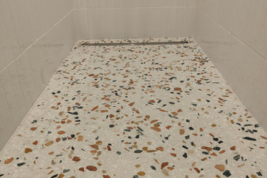 Exemple d'une salle de bain principale moderne avec un mur orange, un sol en terrazzo, un plan de toilette en bois et meuble simple vasque.
