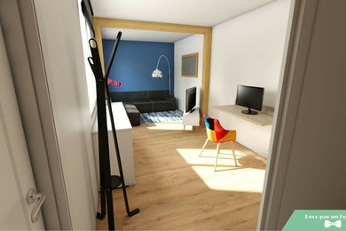Exemple d'un petit salon tendance fermé avec un mur bleu, parquet clair, aucune cheminée et un téléviseur indépendant.
