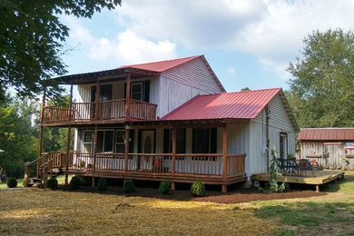 Mid-sized country home design photo in Nashville