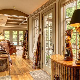 Esempio di un ingresso o corridoio classico con pareti beige, pavimento in legno massello medio e pavimento giallo