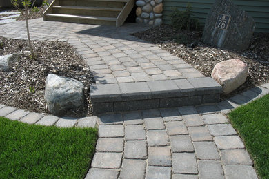Design ideas for a traditional landscaping in Edmonton.