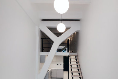 Großes Modernes Wohnzimmer im Loft-Stil mit weißer Wandfarbe in London