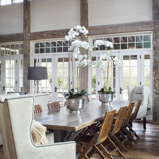 デンバーの広いカントリー風 LDKの画像 (白い壁、無垢フローリング、茶色い床、暖炉なし)