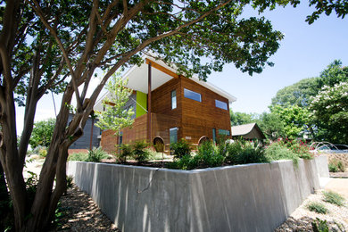 Design ideas for a mid-sized contemporary drought-tolerant and full sun front yard retaining wall landscape in Dallas.