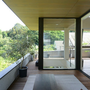 横浜の大きいシャビーシック調のおしゃれなテラス・中庭 (デッキ材舗装、張り出し屋根) の写真