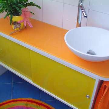 CORIAN und Glas in Farbe