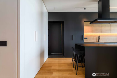 Diseño de comedor moderno extra grande abierto con paredes blancas y suelo de madera clara