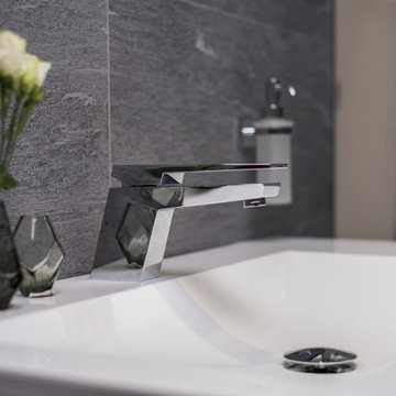 Enges Badezimmer
