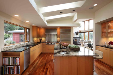 Kitchen - modern kitchen idea in Portland