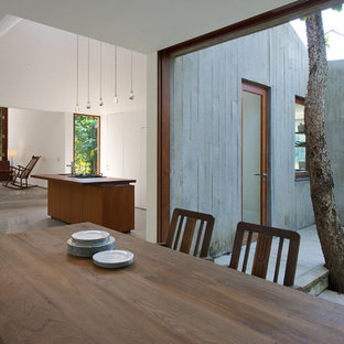 ムンバイの中サイズのモダンスタイルのLDKの画像 (白い壁、暖炉なし)