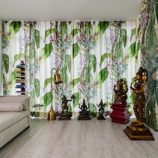 マイアミの中サイズのトランジショナルスタイルのおしゃれなヨガスタジオ (白い壁、磁器タイルの床、グレーの床) の写真