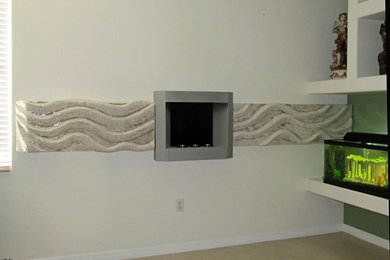 マイアミにあるお手頃価格のモダンスタイルのおしゃれなリビング (白い壁、吊り下げ式暖炉) の写真