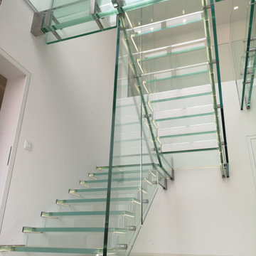 Glastreppe ganz aus Glas mit LED