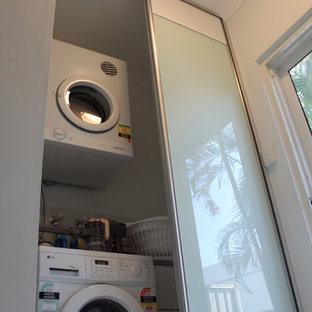 ダーウィンのトロピカルスタイルのおしゃれなランドリールームの写真