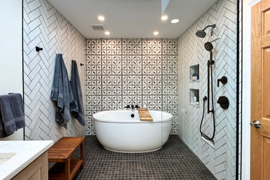 На фото: главная ванная комната среднего размера в стиле неоклассика (современная классика) с фасадами в стиле шейкер, светлыми деревянными фасадами, бежевой столешницей и встроенной тумбой с