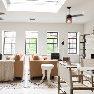 Inspiration för moderna allrum med öppen planlösning, med vita väggar, målat trägolv och en standard öppen spis