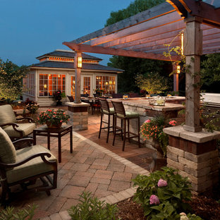 ミルウォーキーのトラディショナルスタイルのおしゃれなテラス・中庭 (レンガ敷き、アウトドアキッチン) の写真