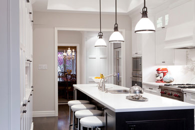 Kitchen - traditional kitchen idea in Toronto