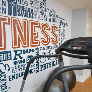 他の地域の中サイズのトランジショナルスタイルのおしゃれな多目的ジム (マルチカラーの壁、竹フローリング、ベージュの床) の写真