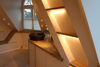 Modernes Duschbad mit flächenbündigen Schrankfronten, beigen Schränken, bodengleicher Dusche, Wandtoilette mit Spülkasten, beigen Fliesen, Steinfliesen, beiger Wandfarbe, Keramikboden, Aufsatzwaschbecken, Quarzwerkstein-Waschtisch, beigem Boden und offener Dusche in Berlin