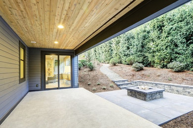 Photo of a contemporary landscaping in Cedar Rapids.