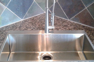 Kitchen - contemporary kitchen idea in Houston