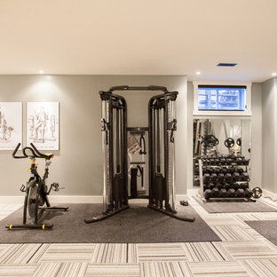 トロントのコンテンポラリースタイルのおしゃれな多目的ジム (グレーの壁、カーペット敷き、マルチカラーの床) の写真