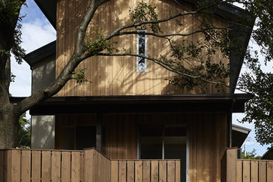 京都にあるお手頃価格の小さな和モダンなおしゃれな家の外観 (縦張り、長方形) の写真