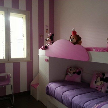 Cameretta bambini a soppalco bianca e rosa