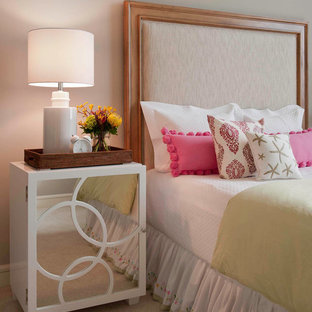 Diseño de dormitorio infantil contemporáneo con paredes beige