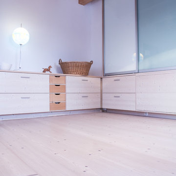 Ankleide mit Möbelfronten und Holzboden aus einem Guss