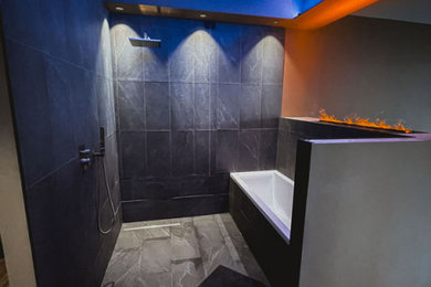 Immagine di una grande stanza da bagno padronale minimalista con vasca da incasso, doccia a filo pavimento, pareti grigie, pavimento in marmo, pavimento grigio e doccia aperta