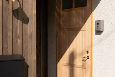 Modelo de puerta principal de estilo americano de tamaño medio con paredes beige, puerta simple y madera