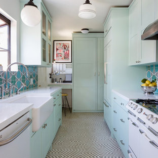 Неиссякаемый источник вдохновения для домашнего уюта: маленькая параллельная кухня в стиле фьюжн с фасадами в стиле шейкер, раковиной в стиле кантри, зелеными фасадами, разноцветным фартуком, белой техникой, разноцветным полом, белой столешницей и полом из цементной плитки без острова