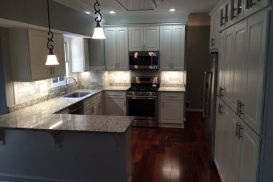 Kitchen - traditional kitchen idea in Raleigh