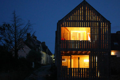 Réalisation d'une façade de maison marine en bois.