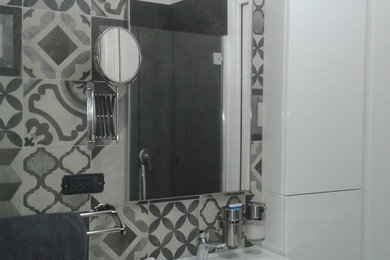 Immagine di un piccolo bagno di servizio moderno con ante lisce, piastrelle grigie, piastrelle in gres porcellanato, pavimento in gres porcellanato e pavimento grigio