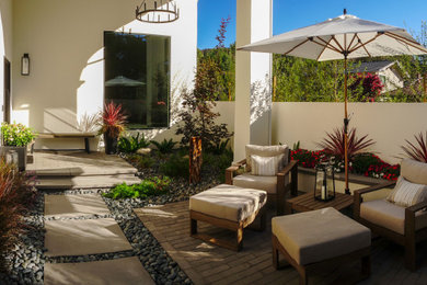 Example of a 1950s patio design in Los Angeles