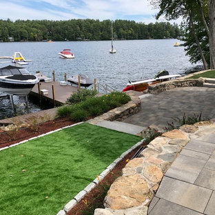 Großer Eklektischer Hanggarten im Sommer mit Kamin, direkter Sonneneinstrahlung und Pflasterklinker in Boston