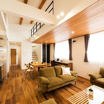 現しの梁と､一部天井に木を張り木質感を増しました。