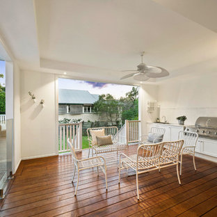 ブリスベンのトランジショナルスタイルのおしゃれな裏庭のデッキ (アウトドアキッチン、張り出し屋根) の写真