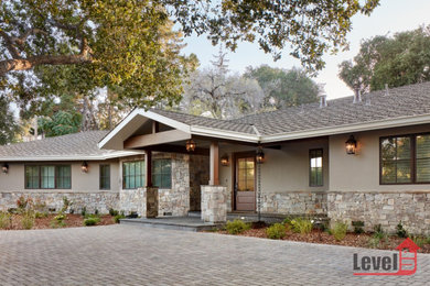 Inspiration pour une façade de maison beige traditionnelle en pierre de taille moyenne et de plain-pied avec un toit à deux pans, un toit en shingle et un toit marron.